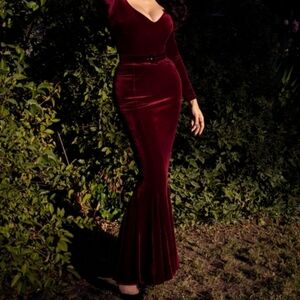 La Femme En noir black Marilyn Gown in Oxblood